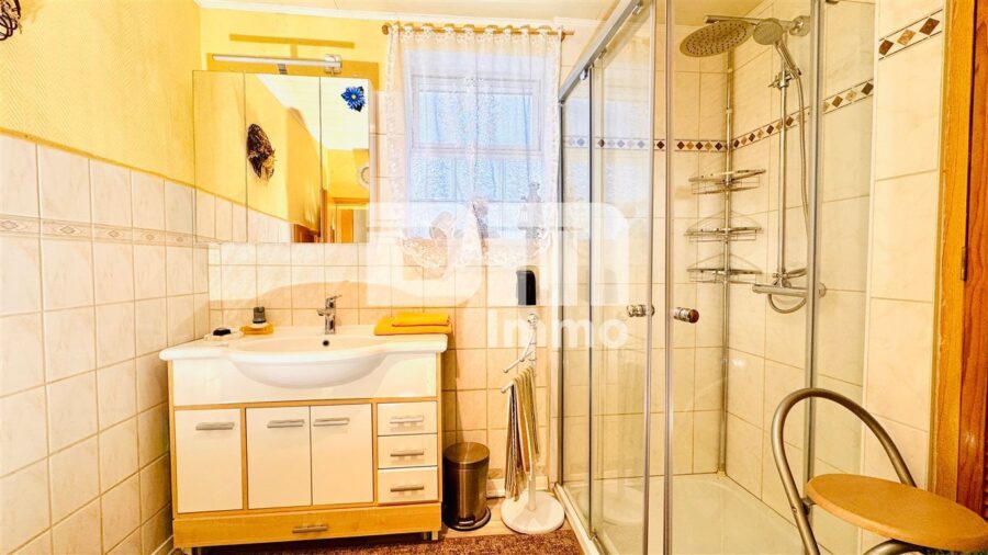 Solides Fachwerkhaus mit Nebengebäude in idyllischer Lage mit Garten und Garage - EG Bad / Dusche / Waschmaschine